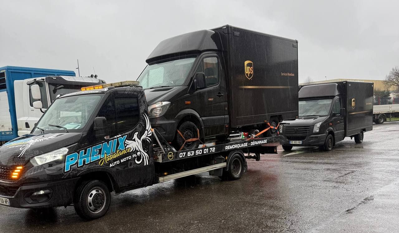 Convoi de remorquage avec véhicule UPS - vue dégagée