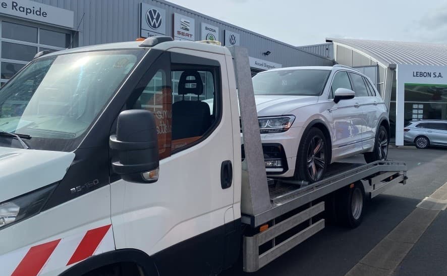 Dépanneur intervenant sur un véhicule en hiver