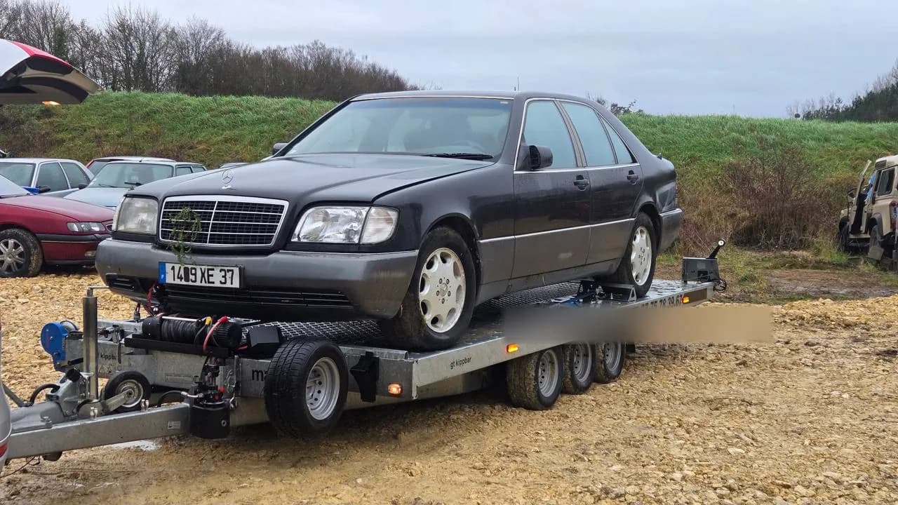 Mercedes Classe S W140 immatriculée en Indre-et-Loire chargée sur remorque plateau pour un enlèvement de youngtimer