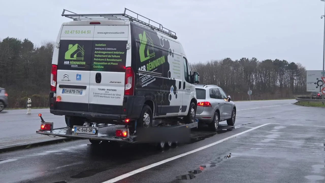 Citroën Jumper d'une entreprise de rénovation remorqué sous la pluie sur remorque plateau dans le secteur de Tours