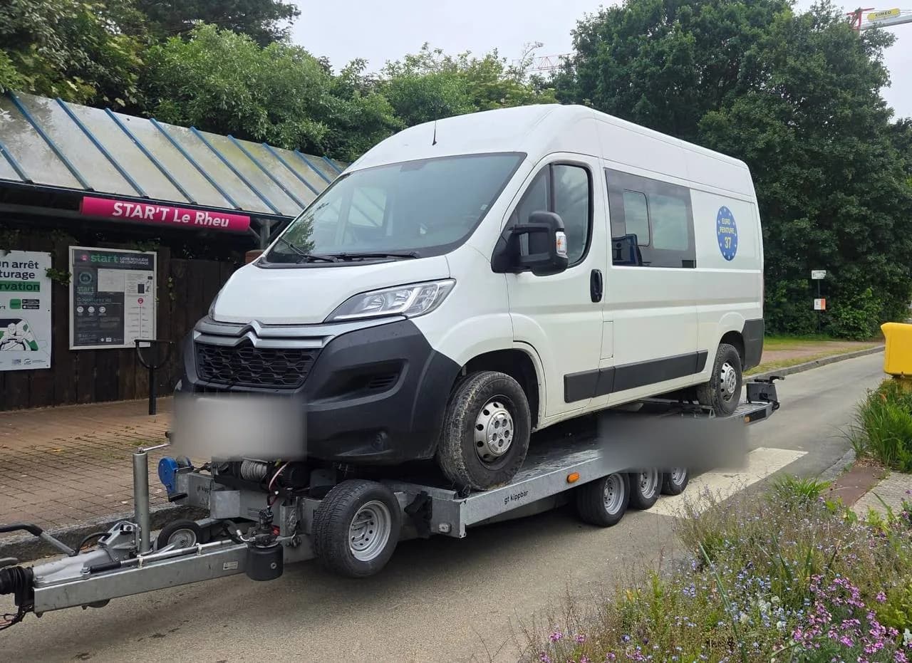 Citroën Jumper d'une entreprise de peinture remorqué sur plateau au Rheu près de Rennes par le réseau de dépannage