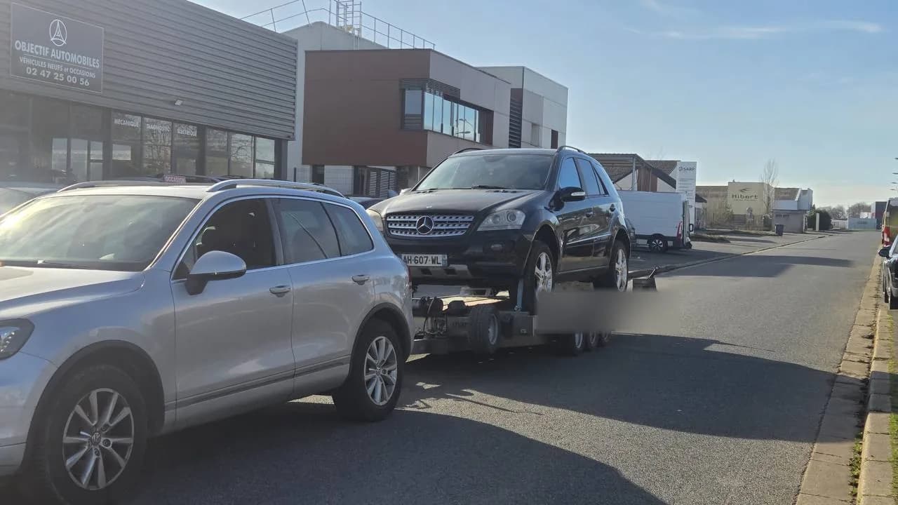 Mercedes ML noir livré sur remorque plateau devant un négociant automobile de Tours en Indre-et-Loire