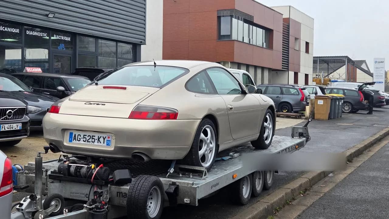 Porsche 911 Carrera type 996 sanglée sur une remorque plateau lors d'un transport par un dépanneur partenaire à Tours