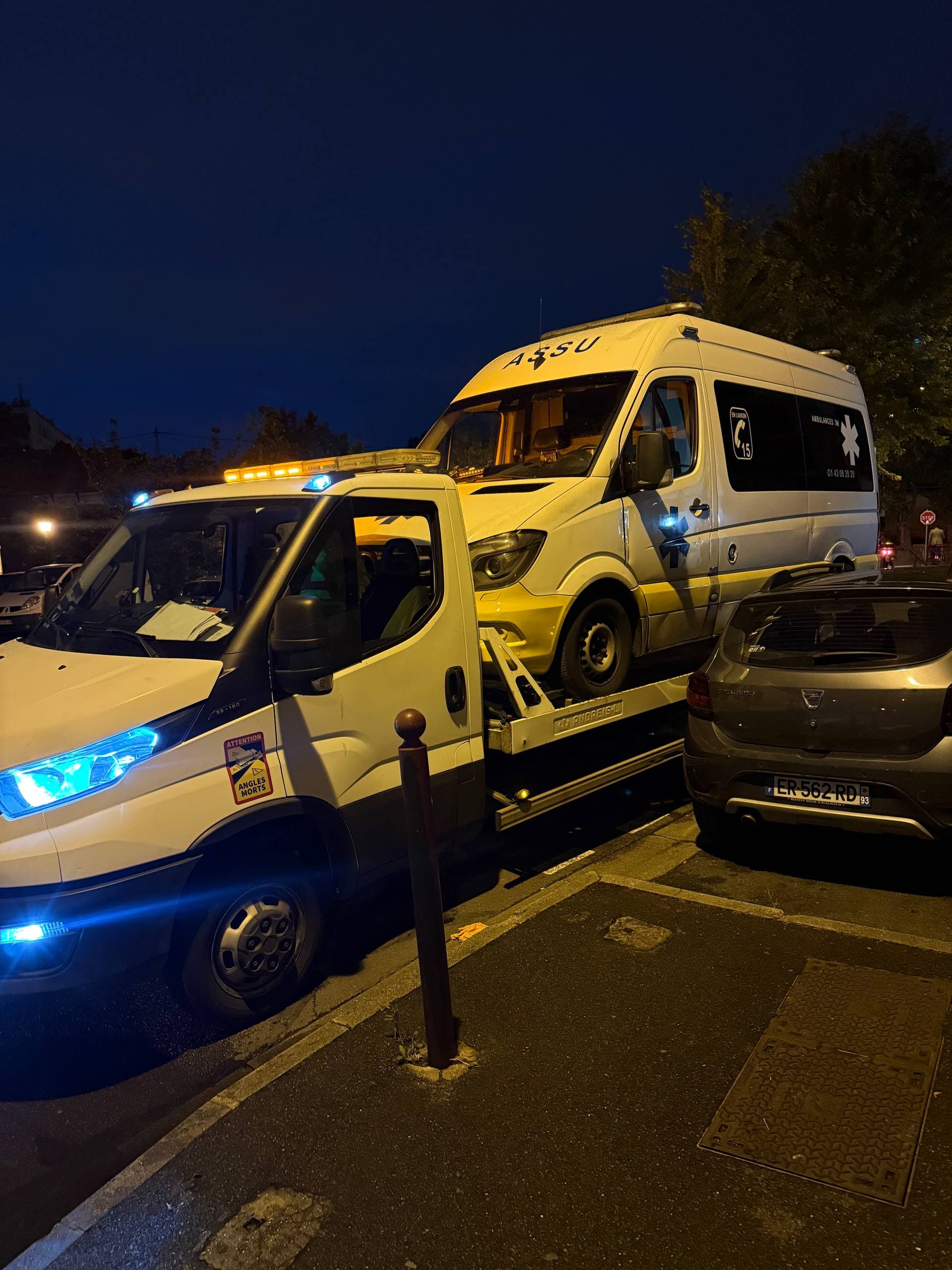 Analyste comparant les prix CEE