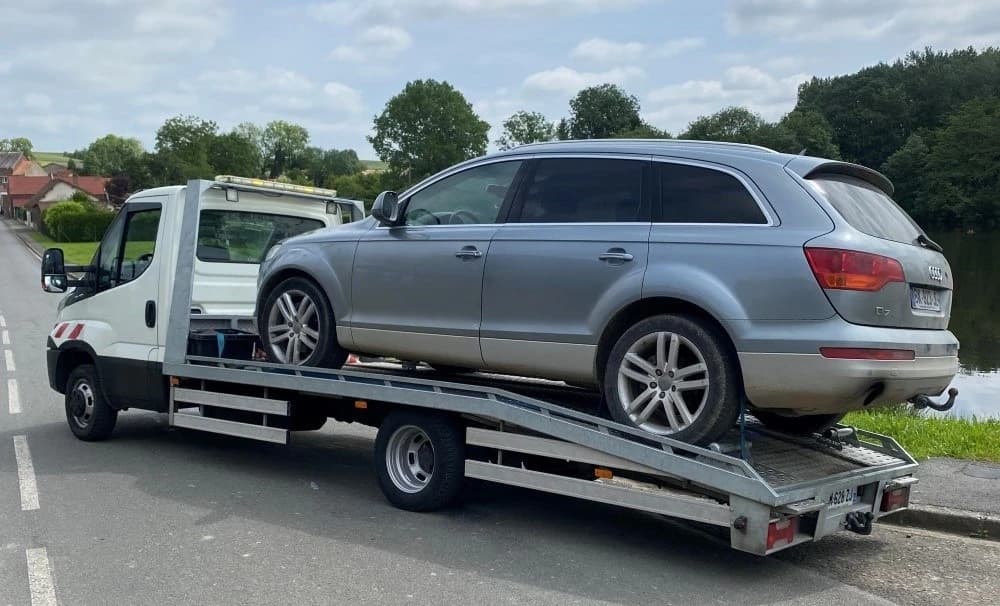 Dépanneuse chargeant une voiture assurée