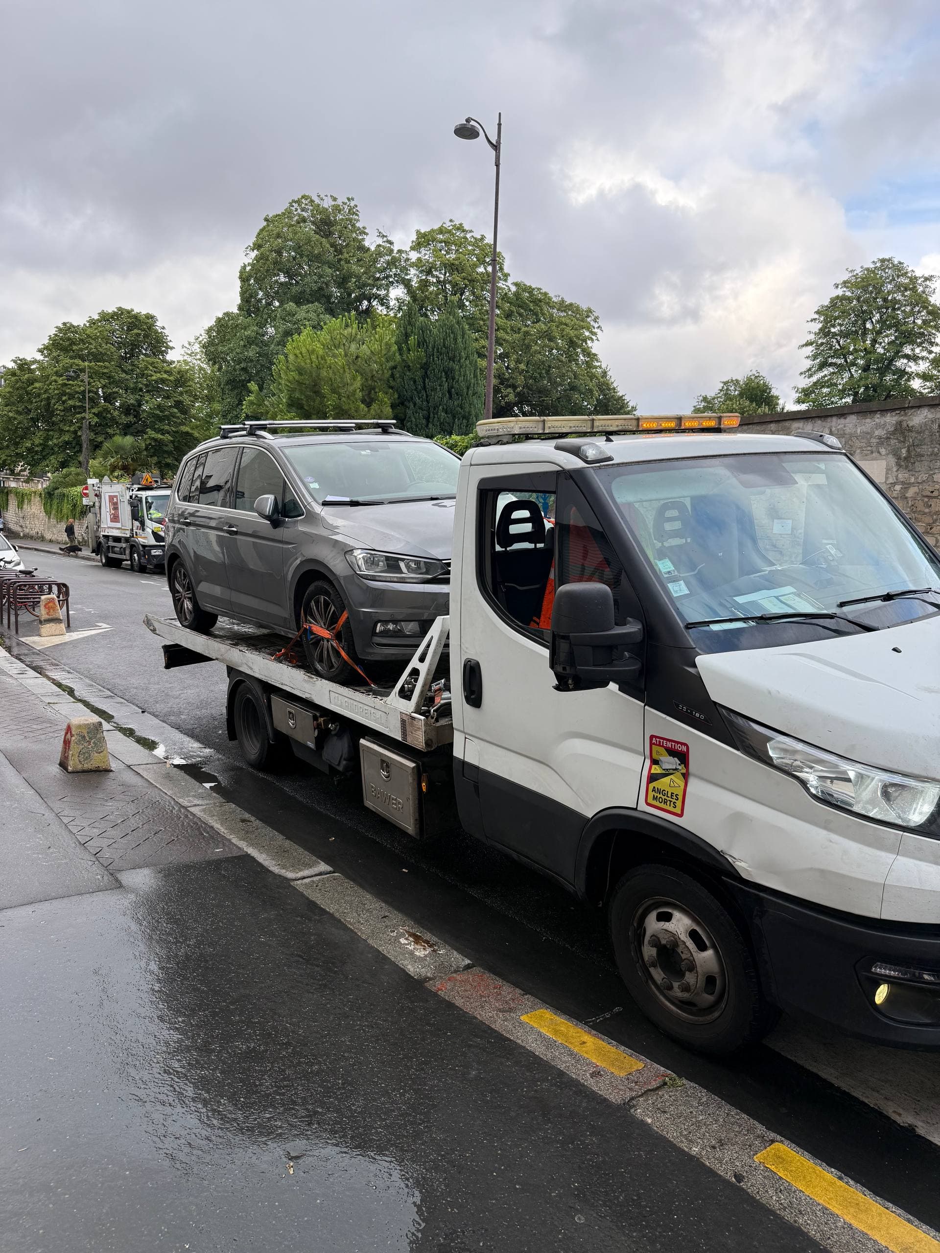 Conseillère Uber Dépannage calculant le prix d'un remorquage